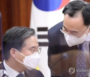 대화하는 박진규 산자부 차관·문승욱 국무2차장