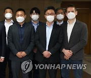 서울외신기자클럽 임원진과 기념 촬영하는 황희 장관