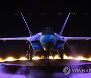 한국형 전투기 마침내 첫선..DJ 개발 천명 이후 20년만