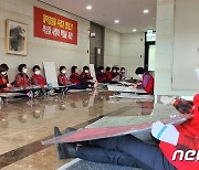 부산 신라대-청소노동자 갈등 장기화..복직 문제 난항