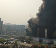 남양주 주상복합 화재 진화 중.."건물 안 연기 가득 차"