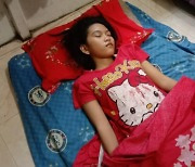 한번 잠들면 최대 13일 못 깨어나..인도네시아 '잠자는 소녀'