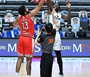 [JB포토] 오리온-전자랜드의 KBL 6강 플레이오프 1차전 점프볼