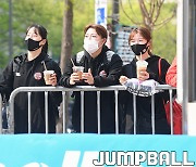 [JB포토] 다른 팀 응원하는 여자부 1EYENBA 선수들