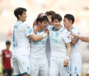 '임상협 결승골' 포항, 서울에 2-1 승리..6경기 연속 무승 탈출