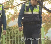 경찰관에게 흉기 휘두른 만취 20대 현행범 체포