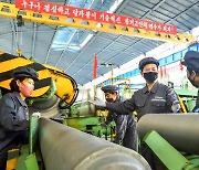 '기술혁신' 표어 붙은 북한 만경대 알루미늄창 공장