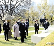 김구선생 묘역 참배하는 황기철 국가보훈처장