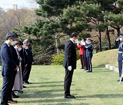 김구선생 묘역 참배하는 황기철