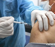'희귀 혈전증' 논란 AZ백신 경남서도 12일부터 접종 재개
