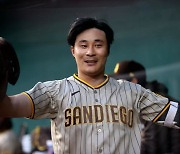 '드디어' 김하성 MLB 첫 홈런.. 왼쪽 폴 맞힌 동점 솔로포