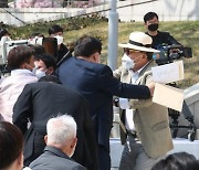 김원웅 광복회장, 독립지사 유족에게 멱살 잡혔다