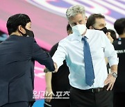 [포토]악수하는 신영철-산틸리 감독
