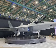 KAI unveils first Korean-made fighter jet