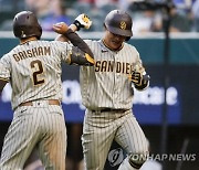 'MLB 첫 솔로아치' 김하성 MLB 첫 홈런..왼쪽 폴 맞힌 동점 홈런포