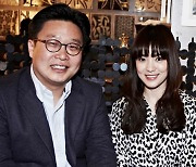 송혜교-서경덕, 中 창사임시정부청사에 안내서 1만부 기증