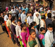 인도, 3번째로 백신 주사횟수 1억회 넘어서..하루확진자는 15만명