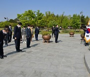 김경수 지사, '임시정부수립 기념일'에 순국선열 참배