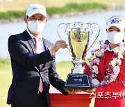 [ST포토] 우승 트로피 전달하는 김현수 대표
