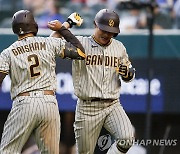 김하성 MLB 첫 홈런..왼쪽 폴 맞힌 동점 솔로포 등 첫 3번 출루(종합2보)