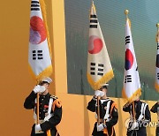 '독립운동 태극기' 한자리에..임정 102주년 기념식 개최