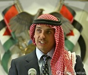 "요르단 함자 왕자, 쿠데타설 뒤 처음 국왕과 함께 모습 보여"