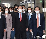 지지율 수직상승 국민의힘..합당 논의·지도부 선출 '잡음' 어쩌나