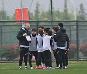 '가자 도쿄로' 훈련하는 여자축구팀
