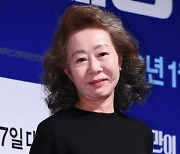 윤여정, 英 아카데미 여우조연상 수상 "고상한 체하는 영국인.." 재치 소감 '화제'