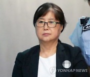 "허리 아픈데 바지 벗으라고"..국정농단 최서원, 교도소장 고소