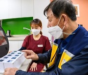 [포토] 양천구, 경증 치매가정 인지훈련 로봇 '보미' 대여 지원