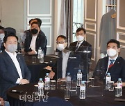 <포토> 민주당 재선의원들 재보궐선거 참패 대책 논의