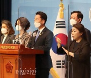 <포토> 민주당 초선의원 '더민초' 2차모임 결정사항 발표