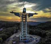 세계에서 세 번째로 높은 예수상..높이 43m의 '수호자 그리스도' 공개