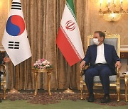 Prime minister visits Iran, expresses support for nuclear deal negotiations