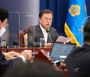 文 "국무회의서 만나길 기대"..오세훈 서울시장에게 축하난 전달