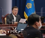 [포토] 코로나 대응 특별방역 점검 회의에 참석한 文대통령