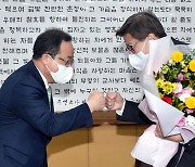 김석준 부산교육감, 박형준 시장에게 당선 축하 인사