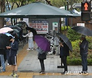 비오는 날, 선별진료소에 줄 선 시민들