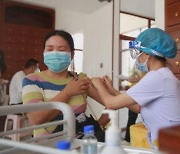 中 질병책임자 "중국 백신 효능 별로..다른 백신 접종도 고려"