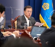 文대통령 "백신 불확실성 낮추고 있다..사망자·위중증 감소 K방역 성과"