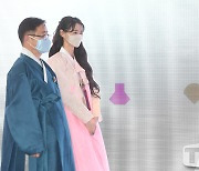 [TD포토] '행사장에서 만난 동료에 따뜻한 미소 보내는 권나라'