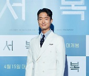 [T포토] 조우진 '화이트 수트의 정석'