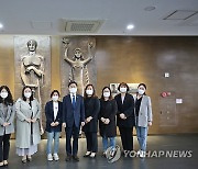 유엔평화기념관 서포터즈와 기념 촬영하는 보훈처 차장