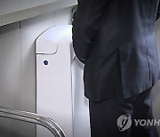 남의 집 앞에 오줌 누고 텐트치고 난동 부린 '적반하장' 60대