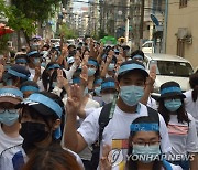 'R2P' 머리띠 두르고 국제사회 개입 촉구하는 미얀마 시위대