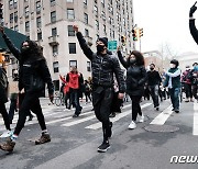 "경찰이 테이저 대신 권총 꺼내"..美 흑인 청년 사살에 시위 물결