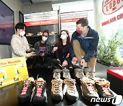 블랙야크-강북구, 외국인을 위한 등산화 대여소 오픈