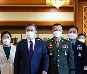 김태성 신임 해병대사령관과 환담장 향하는 문 대통령