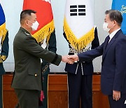 문대통령, 김태성 신임 해병대사령관 보직신고식